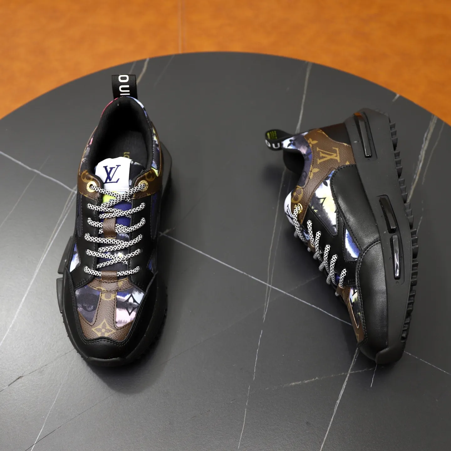 Ex-factory price: 462💰🙅‍♂️🙅‍♂️🙅‍♂️ Brand: LV Louis Vuitton Standard code: 38-44 (45 customized) Grade: Same as the official website Material: Original material splicing Comfortable and breathable lining Lightweight and wear-resistant sports outsole Style category: Men's fashionable casual shoes Running sneakers Distinguished luxury brand elements Top luxury Color: actual picture color